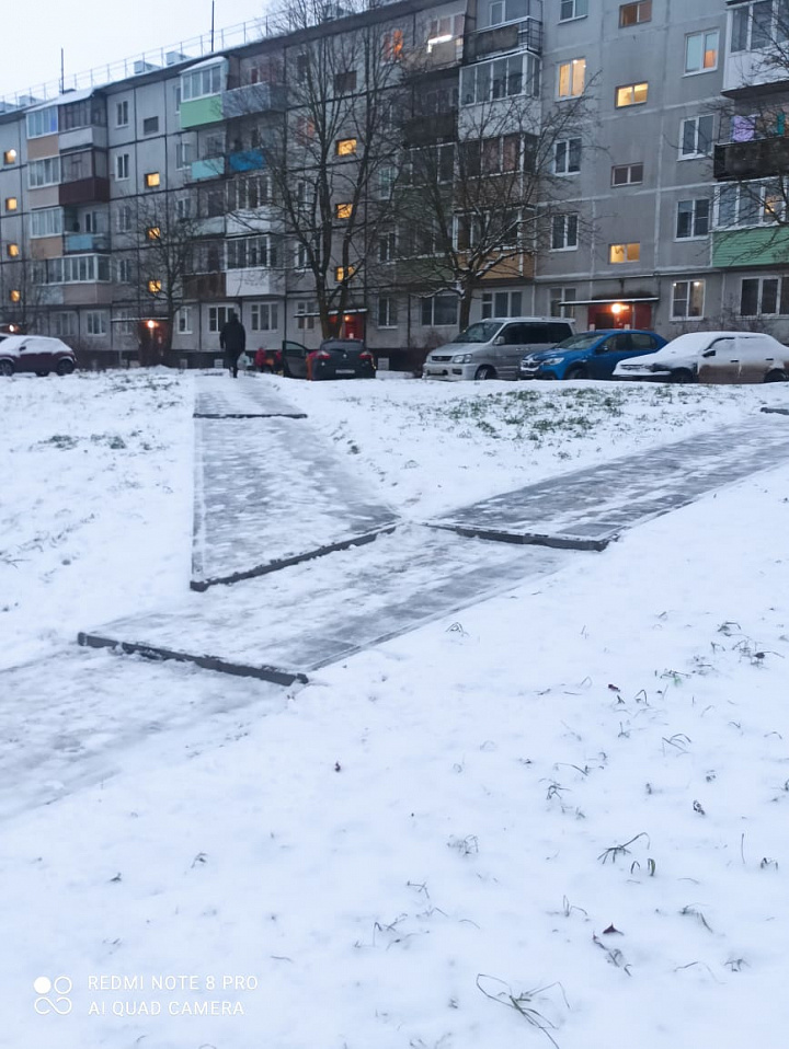 Работники ЖКХ и дорожники вышли на уборку снега