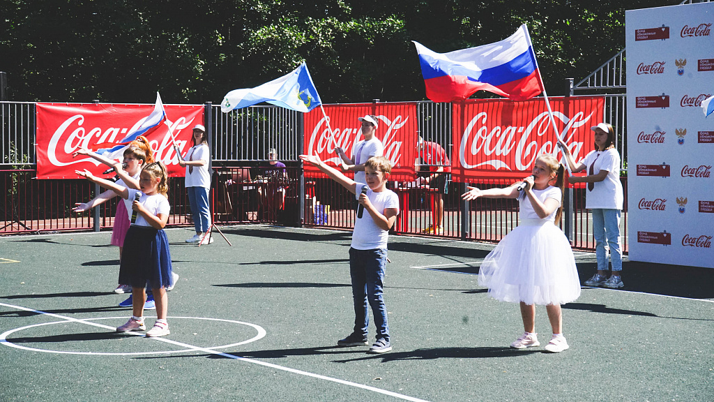 В Большой Ижоре Ломоносовского района появилась новая инклюзивная детская спортивная площадка.