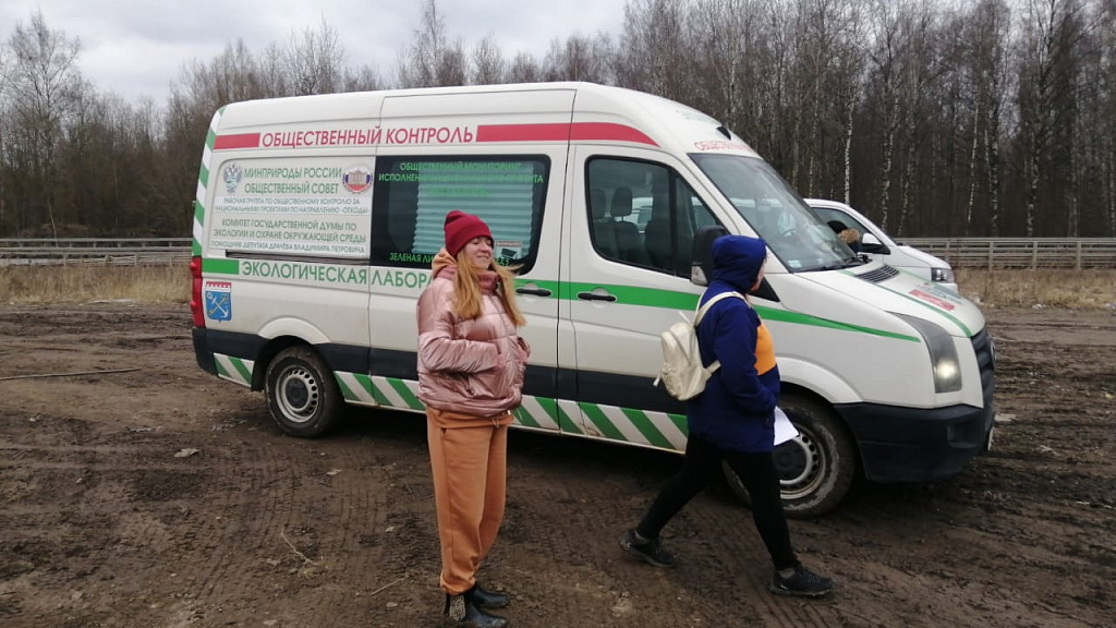 На территорию ООО «Аква-Марин» в Ломоносовском районе, известную под названием «Свалка Волхонка 33» приехал общественный эконадзор, местные жители и журналисты. 