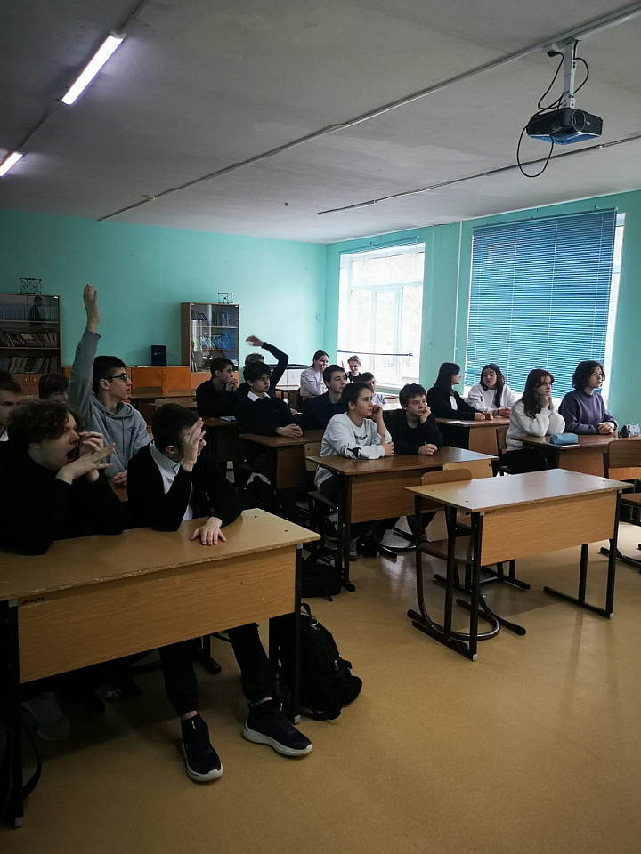Для учеников Лебяженского центра общего образования провели урок по профориентации