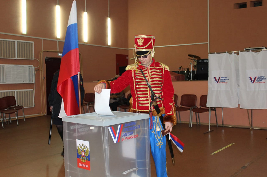 Благородный граф на вороном коне посетил выборы в Оржицах 