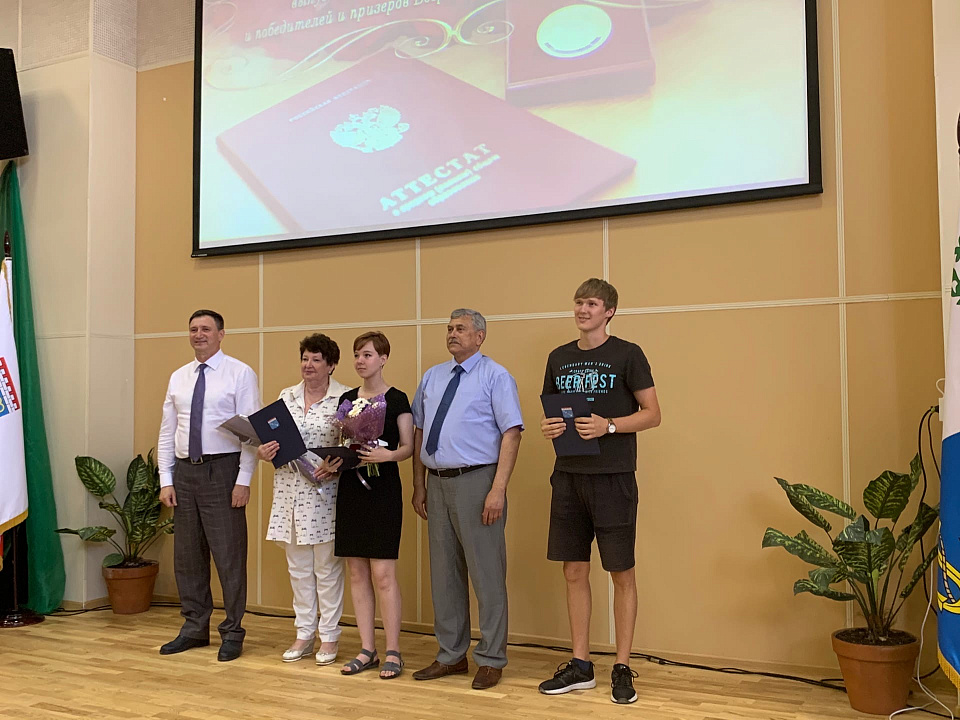 Выпускников школ Ломоносовского района наградили медалями "За особые успехи в учении"