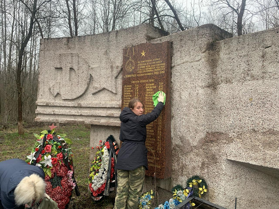 В Пениковском сельском поселении состоялся субботник у мемориала «Якорь»