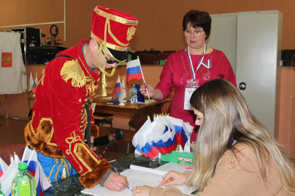 Благородный граф на вороном коне посетил выборы в Оржицах 