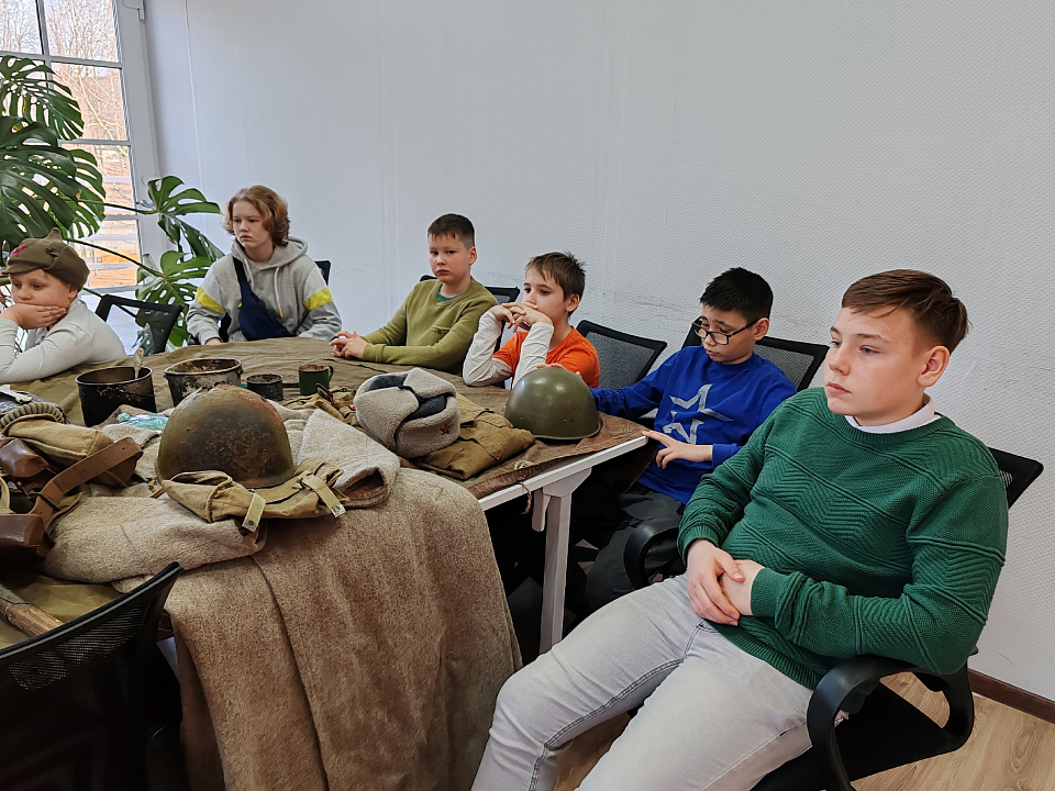 Молодые поисковики Ломоносовского района изучили основные виды снаряжения Советско-Финляндской войны и Великой Отечественной войны