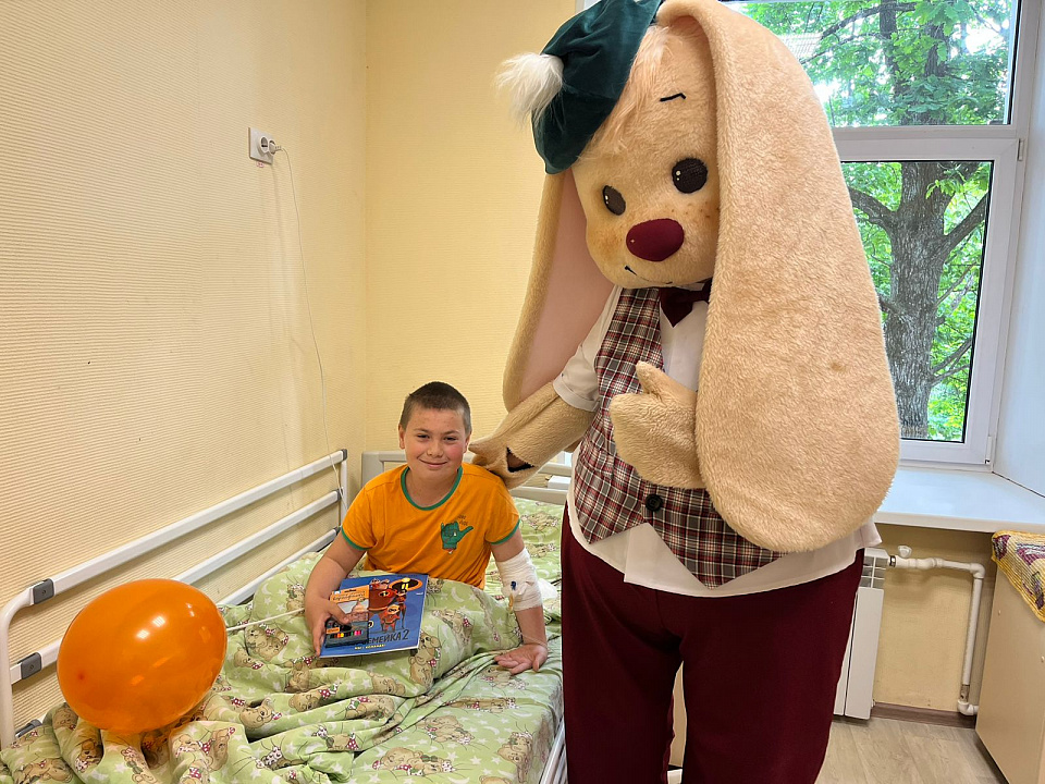 Межрайонная больница и творческая команда Ломоносовского дворца культуры устроили праздник для детей
