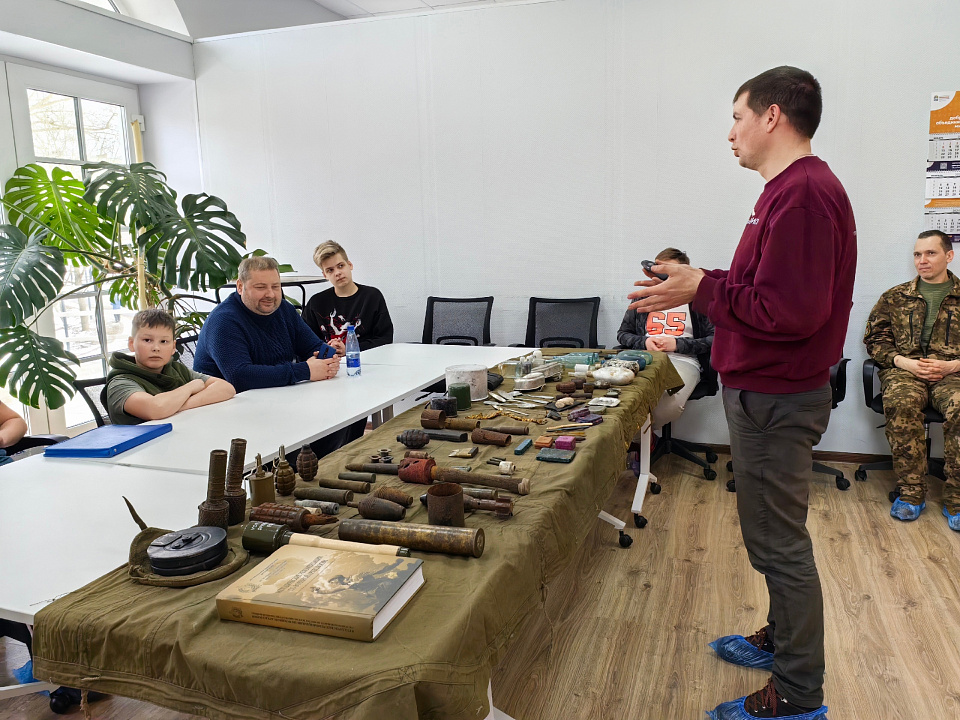 Молодым поисковикам Ломоносовского района рассказали о взрывоопасных предметах на полях сражений Второй мировой войны