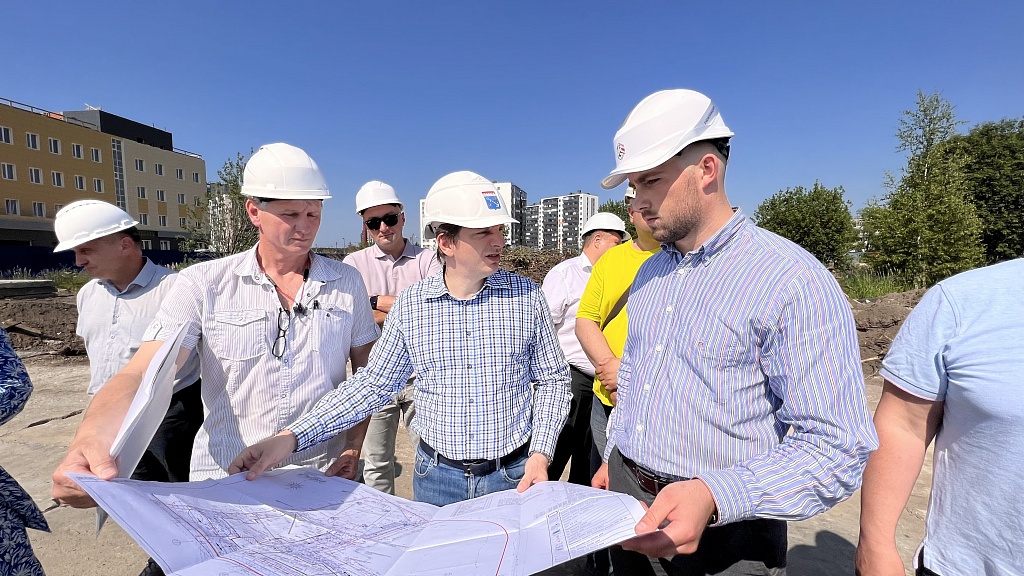Строительство социальных объектов Ломоносовского района набирает динамику