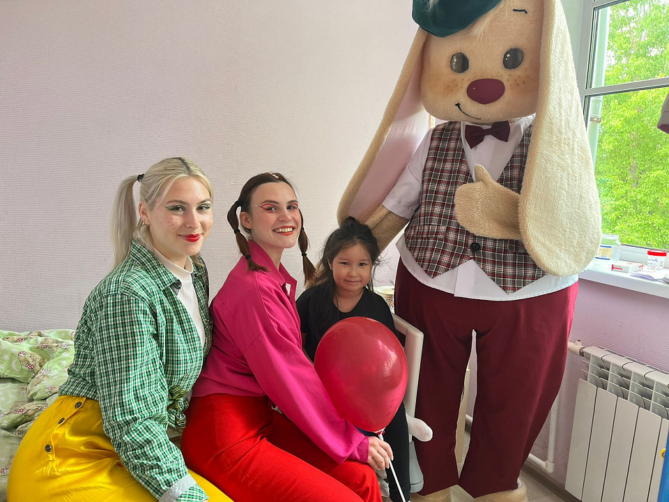 Межрайонная больница и творческая команда Ломоносовского дворца культуры устроили праздник для детей