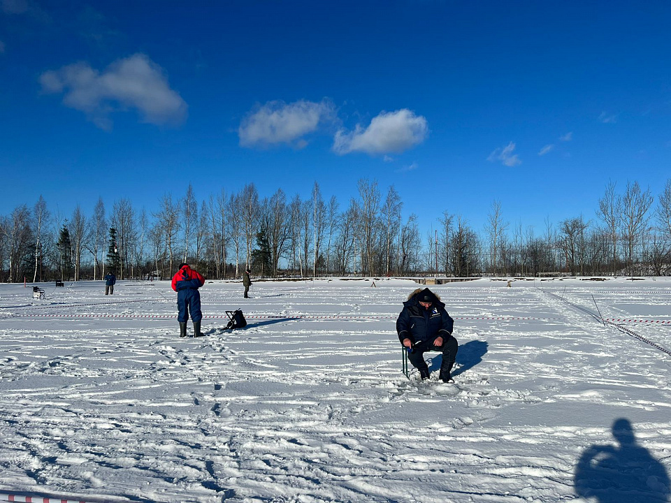 Фоторепортаж: в Ломоносовском районе провели чемпионат по зимней рыбалке