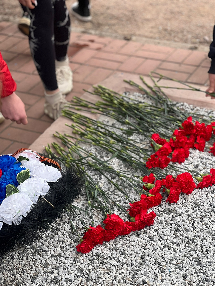 Спортсмены Ломоносовского района пробежали эстафету в память о подвиге советских воинов