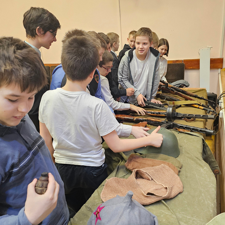 Выставка «Прикосновение к войне» приехала в школу Санкт-Петербурга