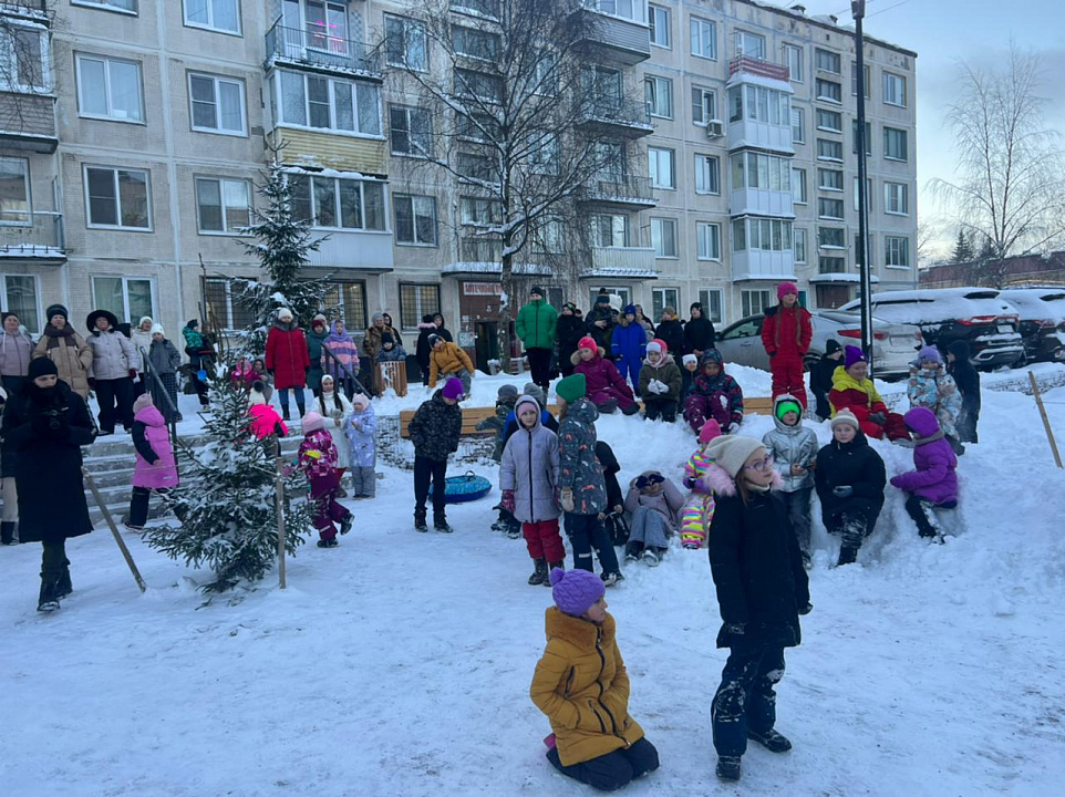 «Все лучшее – детям»: в Ломоносовском районе открыли новые детские площадки