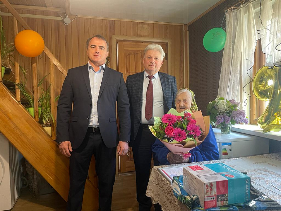 Жительницу блокадного Ленинграда и ветерана труда поздравили с 95-летием