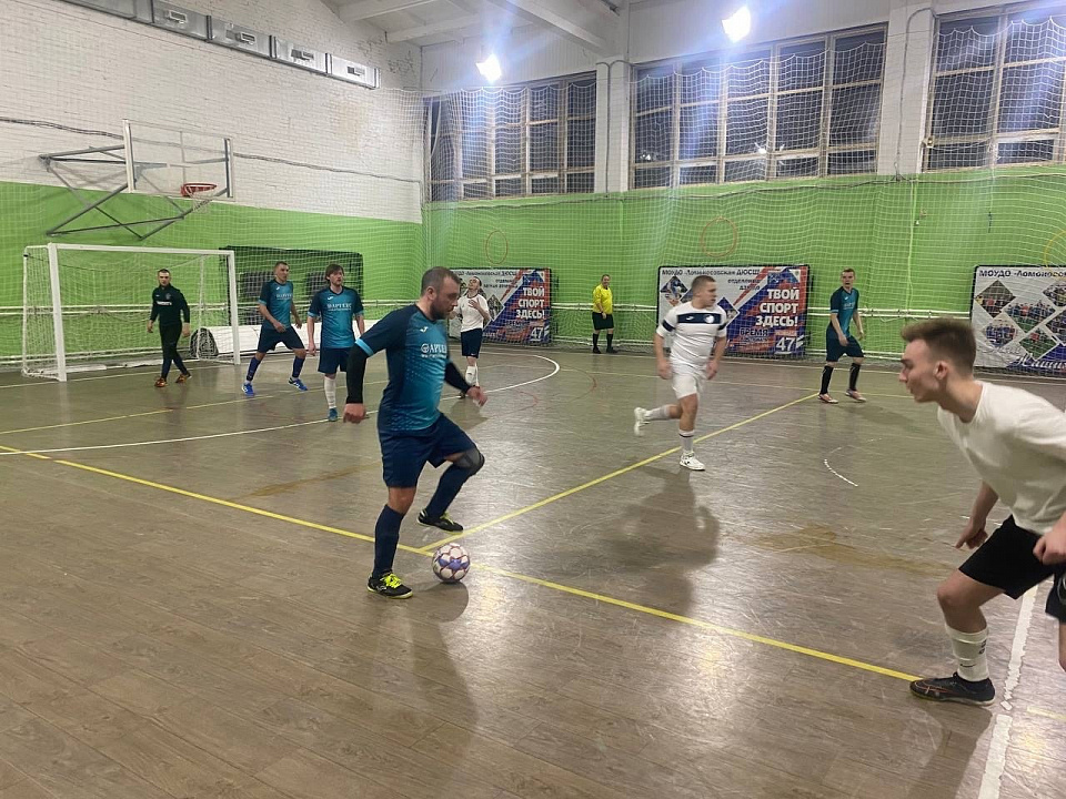 На футбольной арене Ломоносовской спортивной школы открыли Кубок района по футзалу среди мужчин