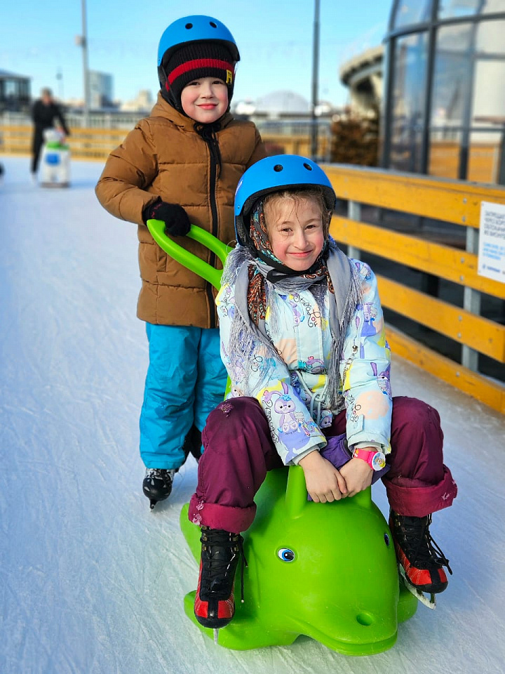 Опекаемые дети из Ломоносовского района прокатились на ледовом «Катке у Флагштока»