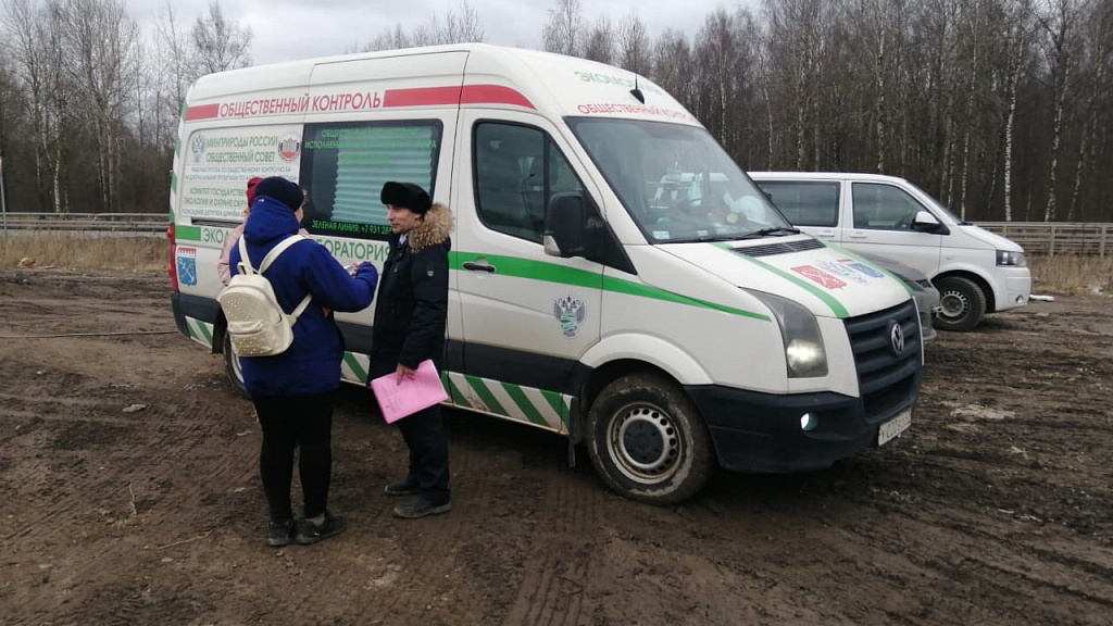 На территорию ООО «Аква-Марин» в Ломоносовском районе, известную под названием «Свалка Волхонка 33» приехал общественный эконадзор, местные жители и журналисты. 