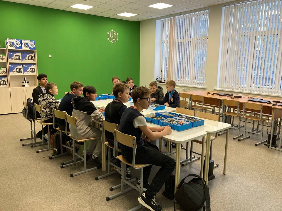 Ученики школ Ломоносовского района приняли участие в интеллектуальном техно-квесте «IQ-куб» 