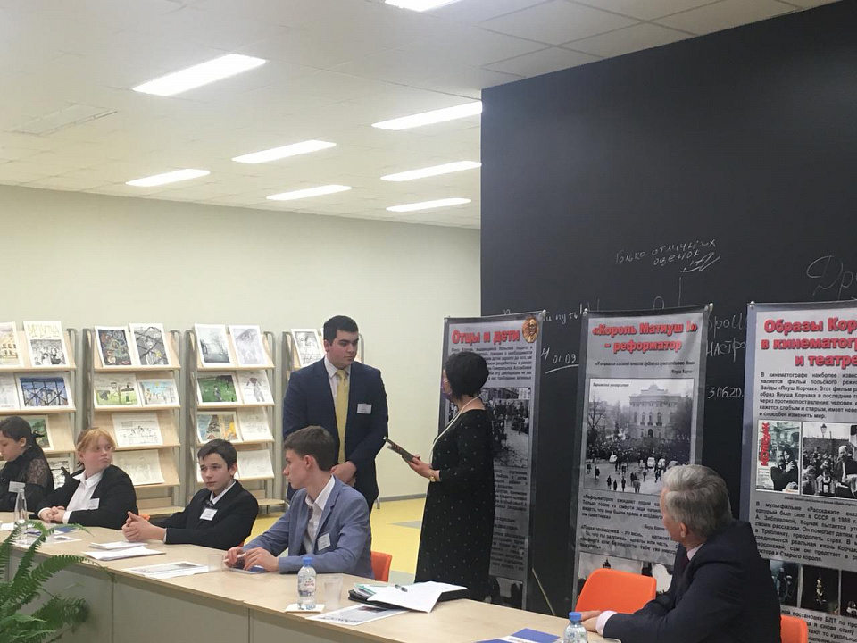Круглый стол памяти жертв Холокоста прошел в Новосельской школе в Ломоносовском районе Ленинградской области.