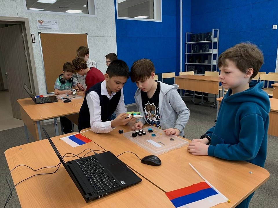 Ученики Инженерно-технологической школы вместе со своими педагогами изучили возможности технологий