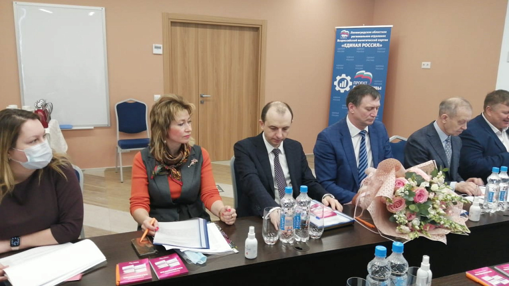 На заседании Совета промышленников при главе администрации Ломоносовского района подписали проект о трехстороннем сотрудничестве и обсудили вакцинацию.