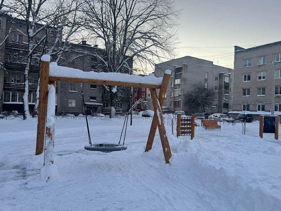 «Все лучшее – детям»: в Ломоносовском районе открыли новые детские площадки