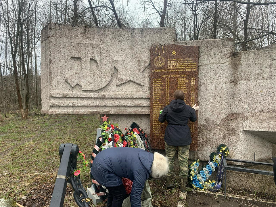 В Пениковском сельском поселении состоялся субботник у мемориала «Якорь»
