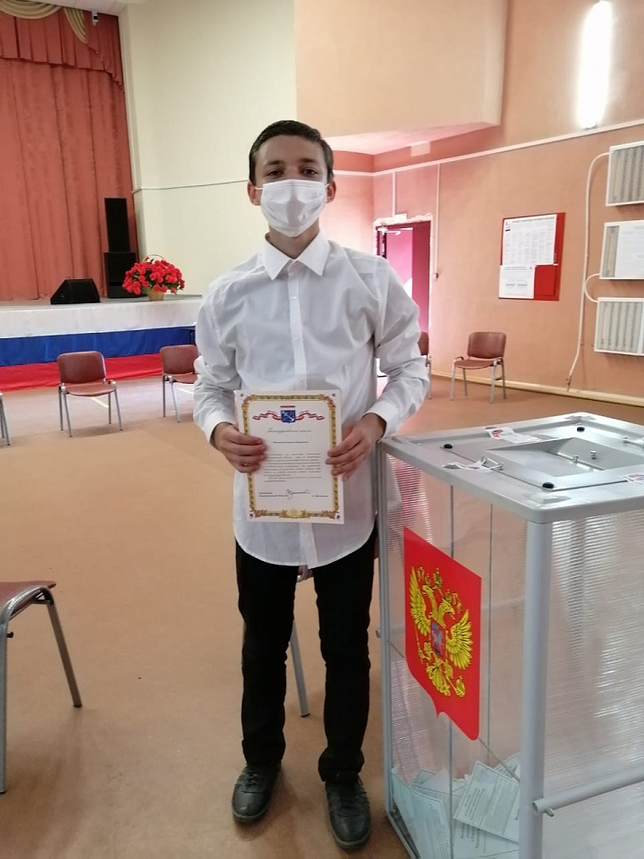 В Ломоносовском районе вручили благодарности от Губернатора за участие в голосовании впервые