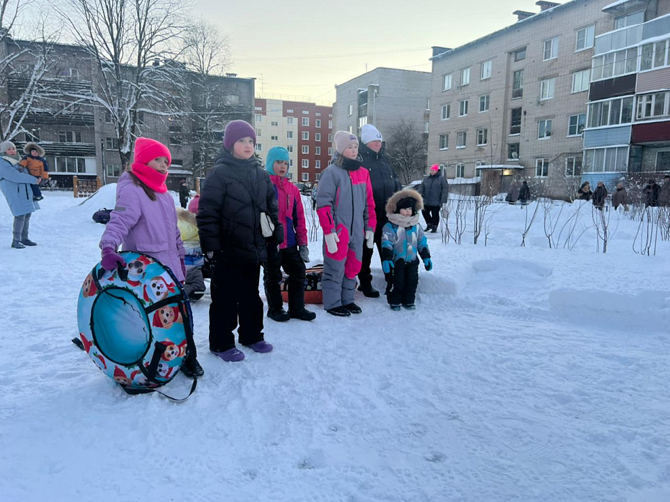 «Все лучшее – детям»: в Ломоносовском районе открыли новые детские площадки