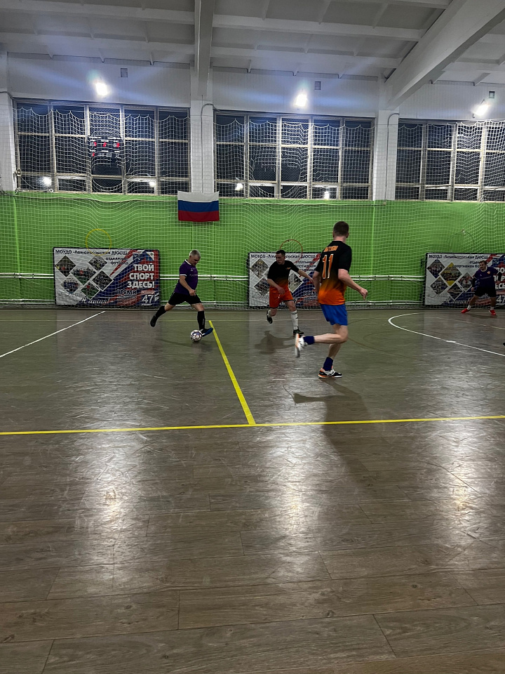 Спортсмены Ломоносовского района продолжают борьбу за выход в плей-офф открытого кубка по футзалу