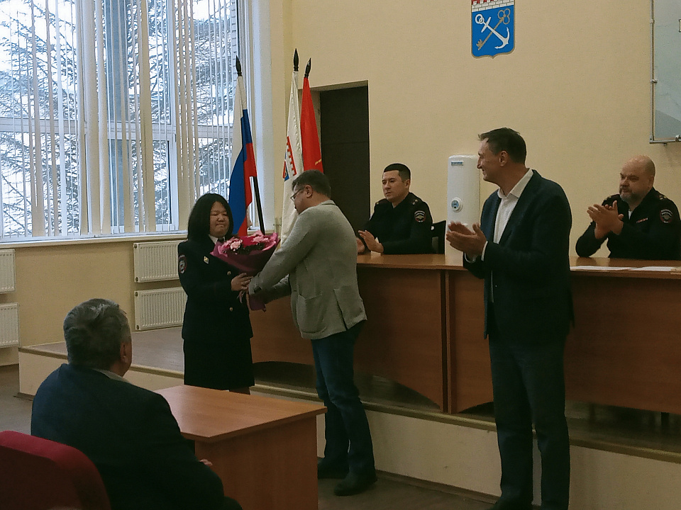 Руководители Ломоносовского района поздравили сотрудников полиции с Днём участкового 
