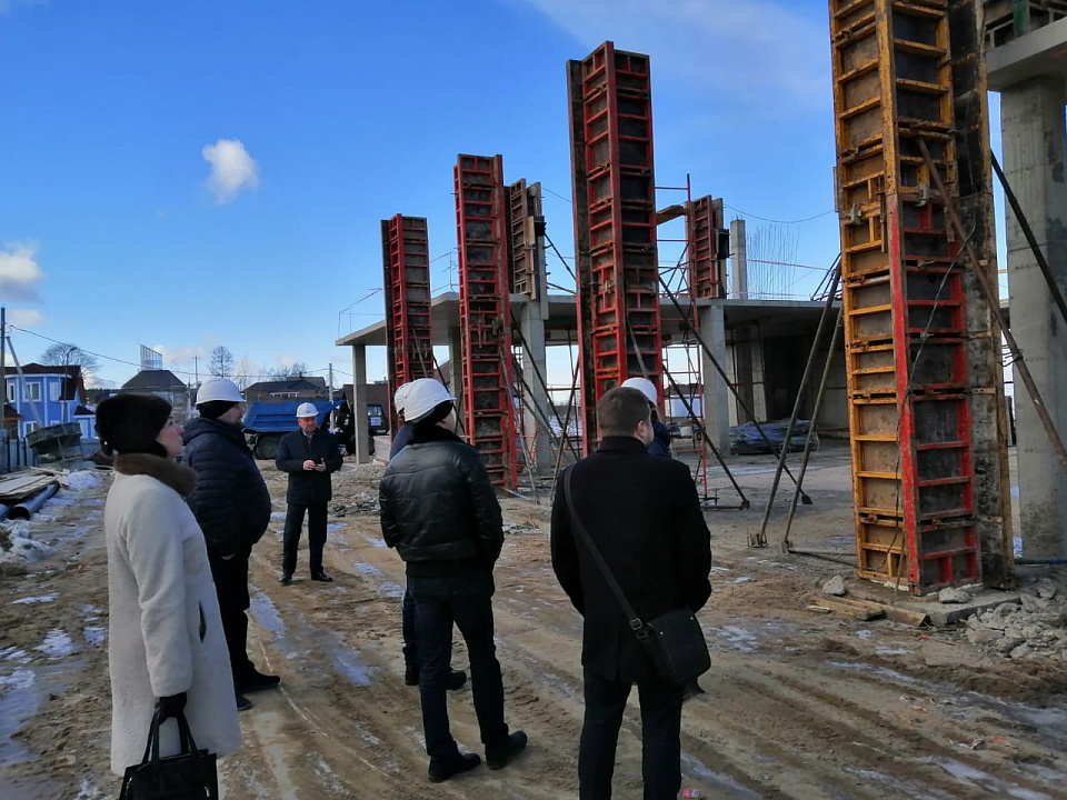 Ход строительства социальных объектов проверили в Ломоносовском районе