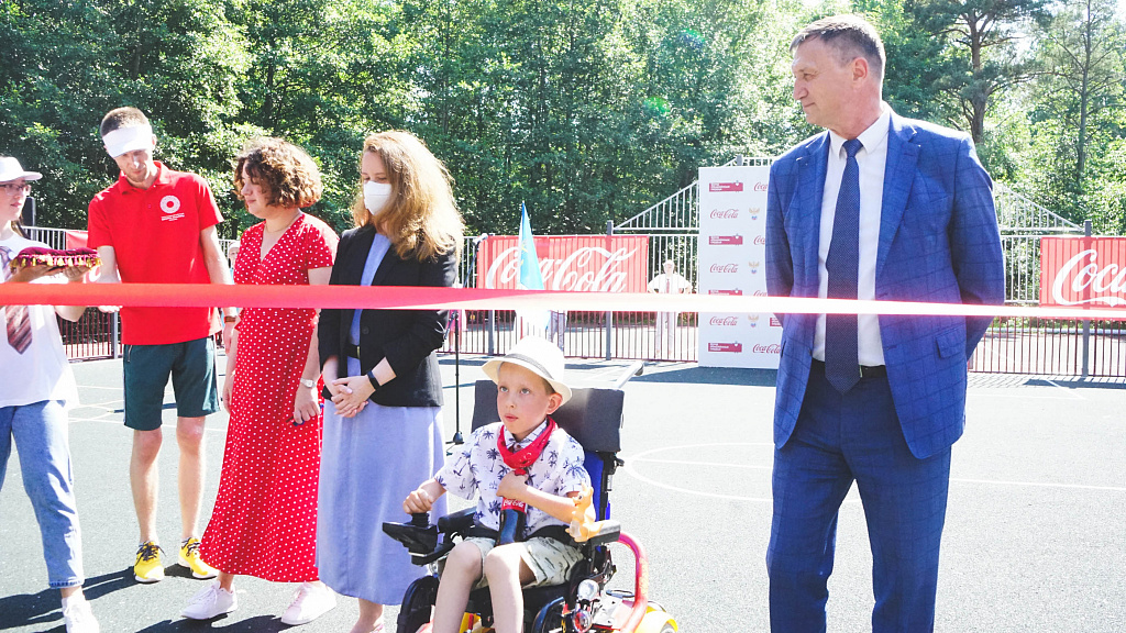 В Большой Ижоре Ломоносовского района появилась новая инклюзивная детская спортивная площадка.