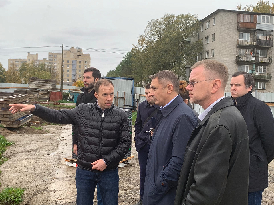 Олег Малащенко посетил строительные объекты в Ломоносовском районе