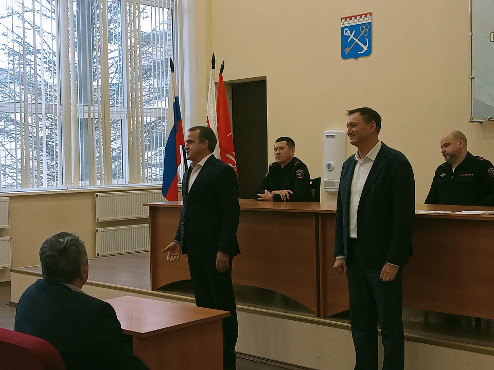 Руководители Ломоносовского района поздравили сотрудников полиции с Днём участкового 