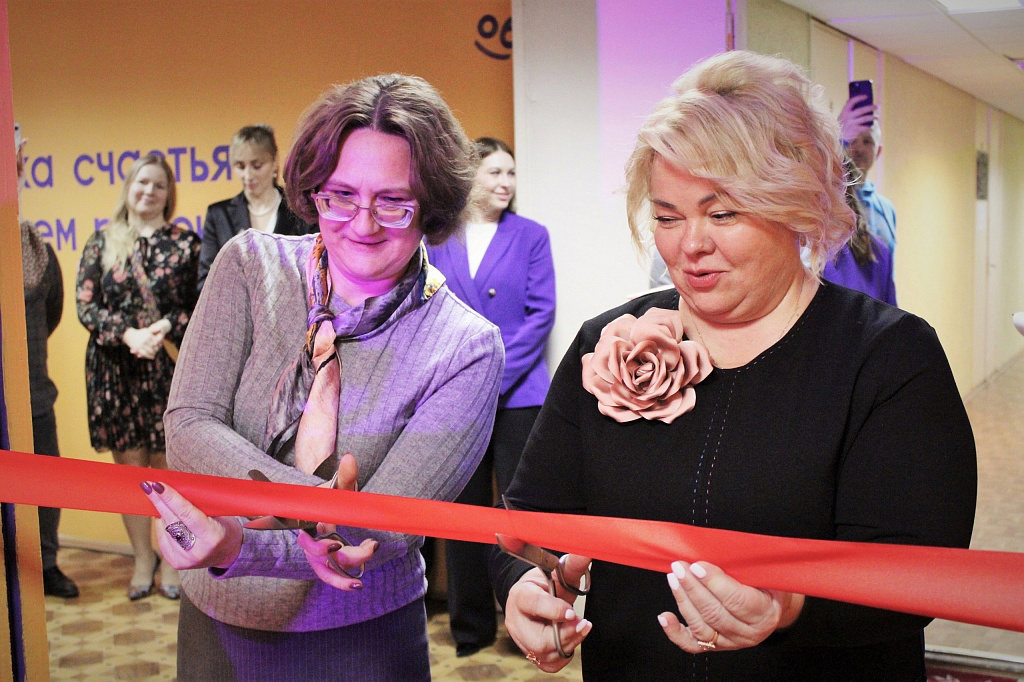 В Ломоносовском районном Дворце культуры свои двери официально открыл первый районный Добро.Центр