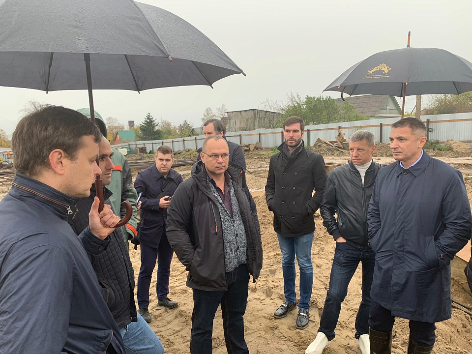 Олег Малащенко посетил строительные объекты в Ломоносовском районе